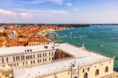 Doges Sarayı ve Venedik Lagünü görüntülemek San Marco Campanile