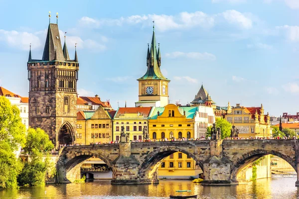 Charles Bridge, torre de ponte velha cidade e a antiga Câmara Municipal, Pra — Fotografia de Stock