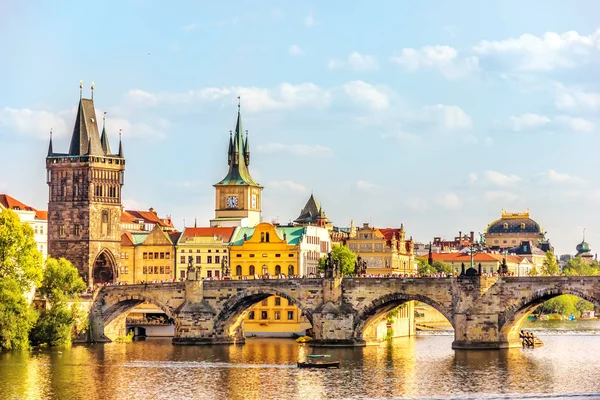Puente de Carlos, las torres de Praga y el Teatro Nacional, verano d — Foto de Stock