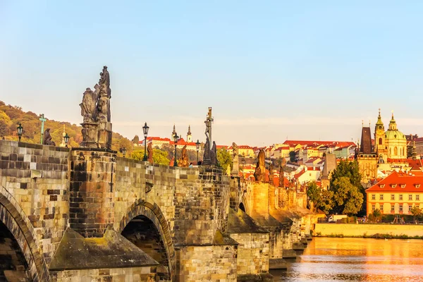 Charles Köprüsü ve nehrin Pragu daha az kasabadan görünümü — Stok fotoğraf