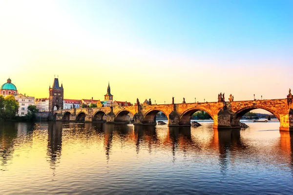 Salida del sol sobre el Puente de Carlos, Praga, República Checa. — Foto de Stock