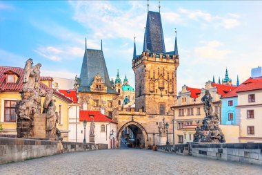 Charles Köprüsü'nün sonunda köprü kuleye bakış t