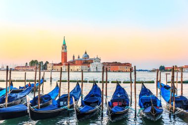 San Giorgio Maggiore Adası önündeki Venedik gondolları