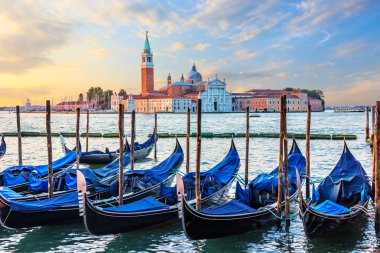 Gondol demirleme ve San Giorgio Maggiore manzarası, Venedik, İtalya