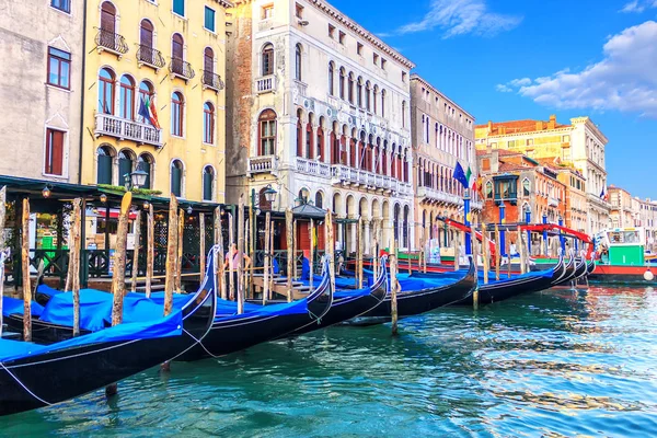 Gondolas moored near old palaces of Venice in the Grand Canal — Stock Photo, Image