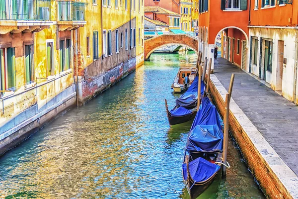 Venetsia gondolit kapealla kanavalla, ei ihmisiä — kuvapankkivalokuva
