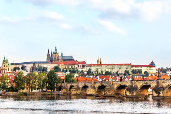Puente de Carlos y Ciudad Menor de Praga vista — Foto de Stock