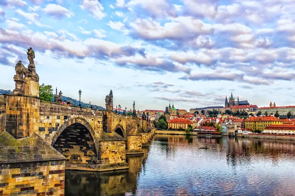 Jembatan Charles dalam rincian dan Kota Kecil Praha pemandangan di th — Stok Foto