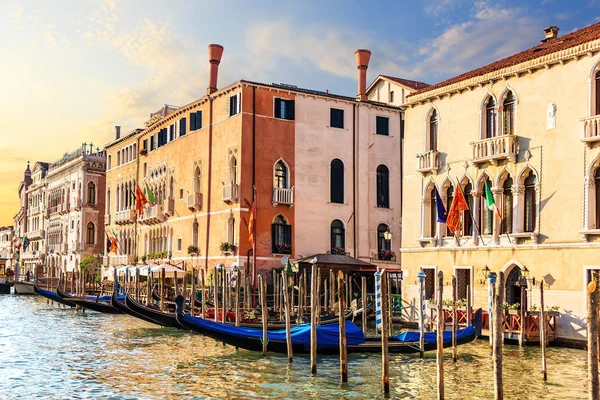 Palacios y góndolas de Venecia al sol de verano en el Gran Canal — Foto de Stock