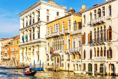 Güzel Venedik sarayları ve Grand Canal 'da bir gondolcu.