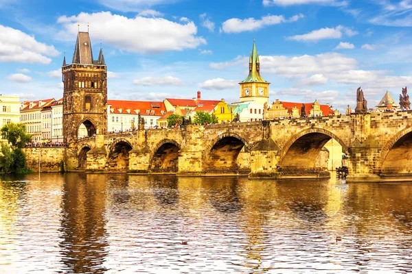 Podul Charles și vedere la Turnul Orașului Mic din Praga — Fotografie, imagine de stoc