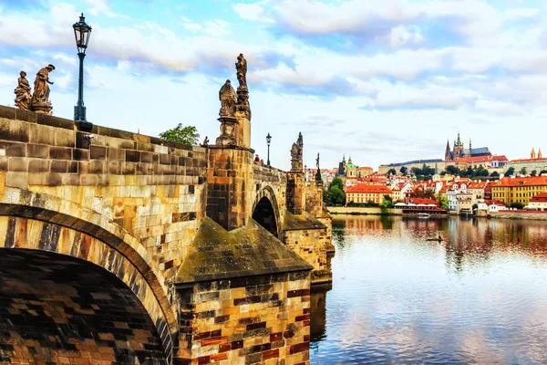 Jembatan Charles dengan patung-patung indah di Praha, Republik Ceko — Stok Foto