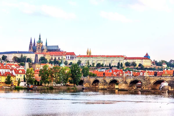 Charlse köprü Vltava Nehri manzaralı ve Prag Kalesi'ne b — Stok fotoğraf