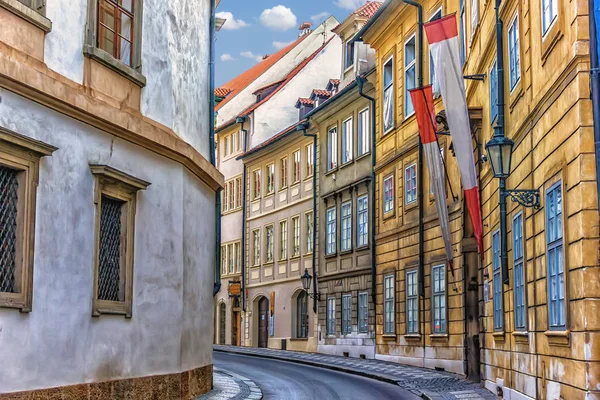 Wąska Praga ulica w pobliżu Pałacu Waldsteina, bez ludzi — Zdjęcie stockowe