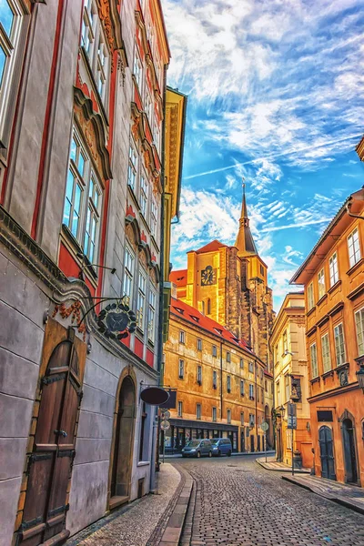 La Iglesia de San Giles en una calle estrecha de Praga, sin gente —  Fotos de Stock