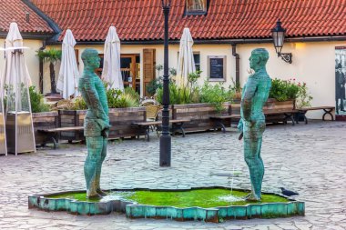 Prague, Çek Cumhuriyeti - 18 Ağustos 2018: Piss Çeşme heykel