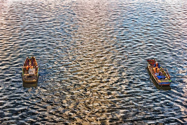 Рыбаки в лодках на реке Влтаве — стоковое фото