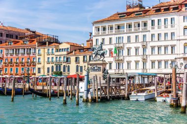 Victor Emmanuel II İtalya'nın anıt v gondol iskelede