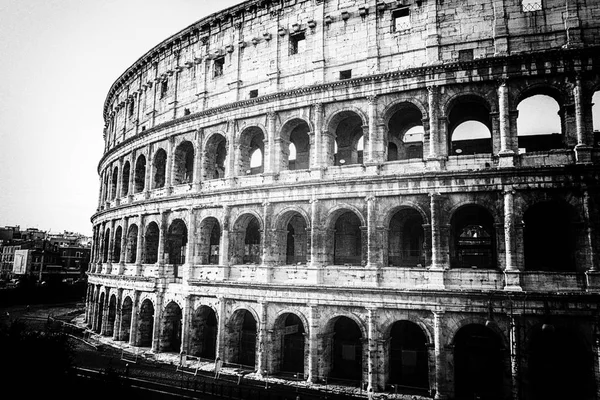 Het Romeinse Colosseum uitzicht in zwart-wit stijl — Stockfoto