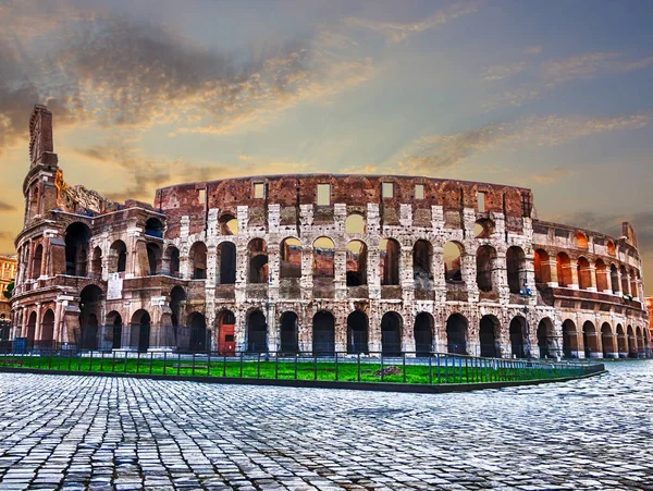 Ruínas do Coliseu no centro de Roma, Itália, sem pessoas — Fotografia de Stock