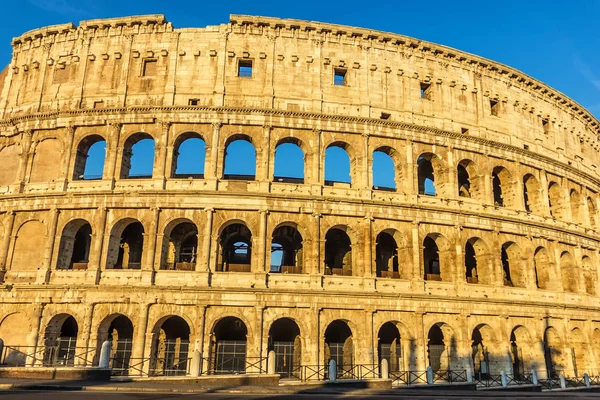Il Colosseo di Roma sotto il cielo azzurro dell'estate — Foto Stock