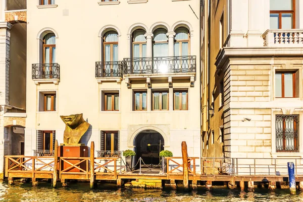 Veneza palácios fachada decoração perto do edifício do Palazzo Gr — Fotografia de Stock