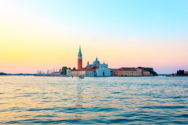 San Giorgio Maggiore Adası iskelesinden güneş doğarken görüntülemek 