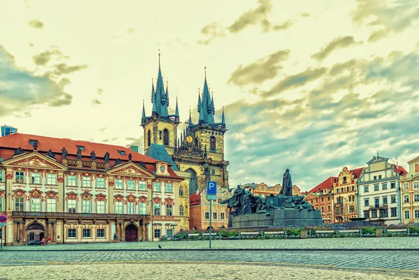 Plaza de la Ciudad Vieja de Praga y sus famosos lugares de interés — Foto de Stock