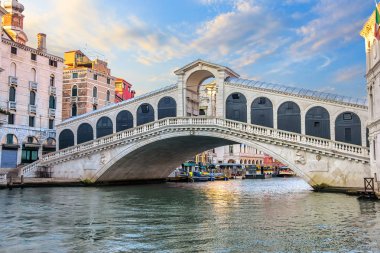 Rialto Köprüsü, Venedik 'in ünlü manzarası, insan yok.