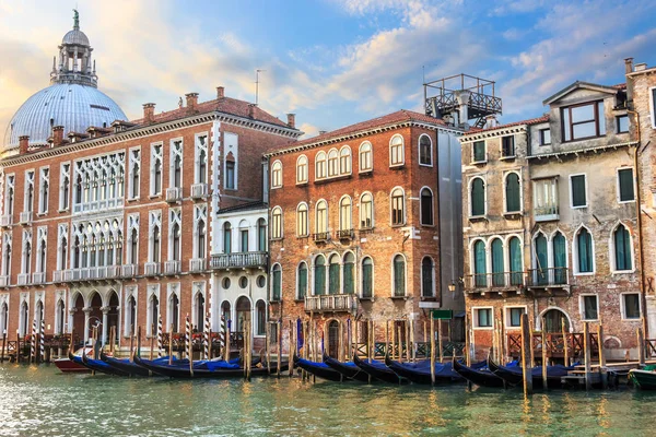 Góndolas de Venecia frente a los palacios medievales y la cúpula de — Foto de Stock
