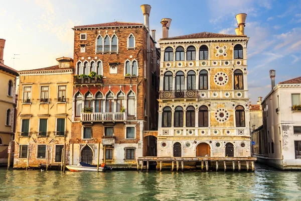 Palacio Darío en el Gran Canal de Venecia, vista de verano, sin gente — Foto de Stock