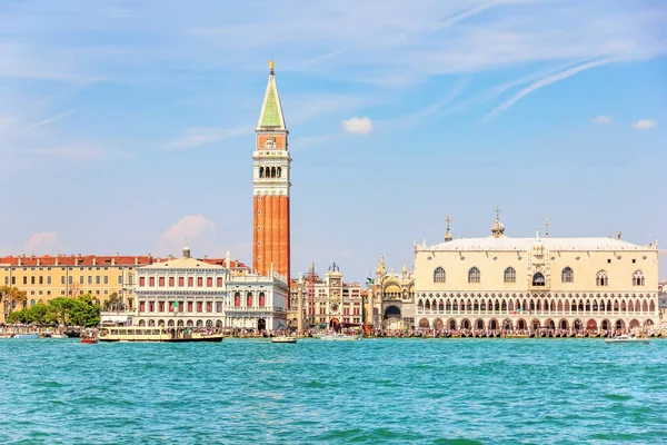 Piazza San Marco y otros lugares de interés de Venecia, vista desde el mar — Foto de Stock