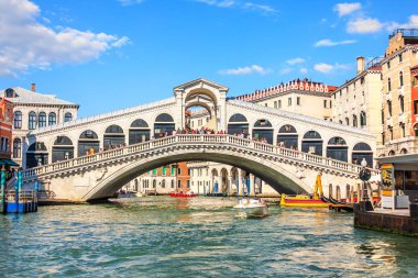 Ünlü Rialto Köprüsü üzerinden Grand Canal, Venice, İtalya