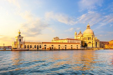 Gün batımında Venedik Santa Maria Della Salute Kilisesi
