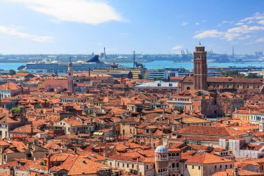 Venedik çatıları ve bağlantı noktası ile bir cruiseship, havadan görünümü