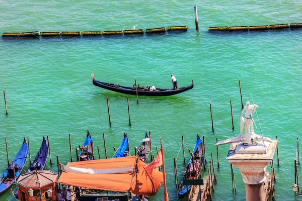 Un gondolero de Venecia en el Gran Canal cerca del alquiler de gondol — Foto de Stock