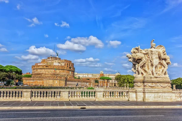 Castel SantAngelo e as estátuas na Ponte de Vittorio Ema — Fotografia de Stock