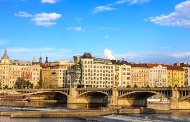 Prag ve Jirasek köprü Bridge Vltav üzerinde dans eden ev
