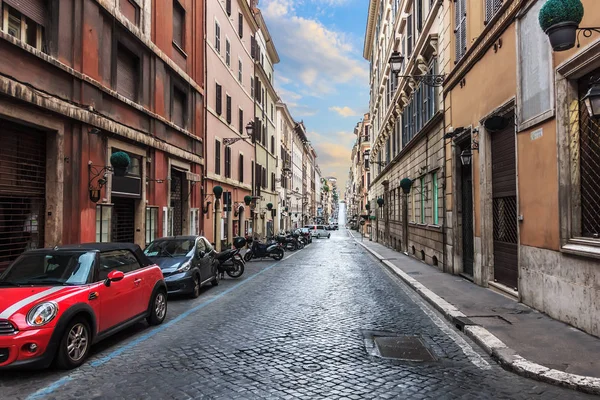 Римская улица в центре с припаркованными автомобилями и скутерами, без пешеходов — стоковое фото