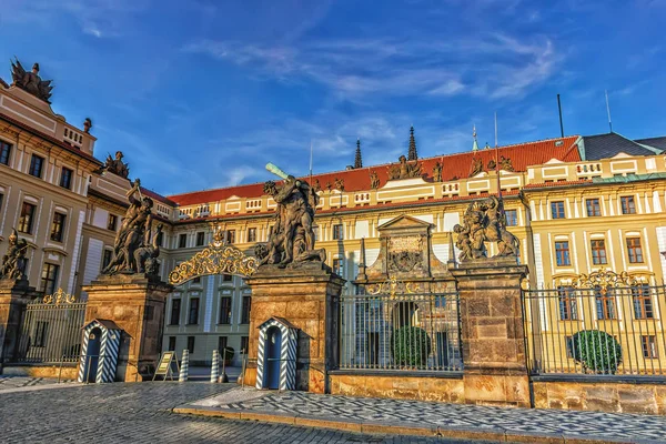 Pražský hrad hlavní vchod, Matyášovou branou, žádní lidé — Stock fotografie