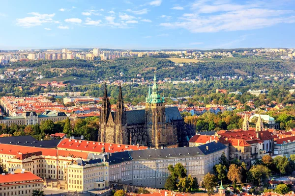 Castillo de Praga en un día de verano, vista aérea — Foto de Stock