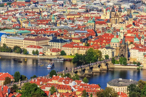 Puente de Carlos y Ciudad Vieja de Praga panorama — Foto de Stock