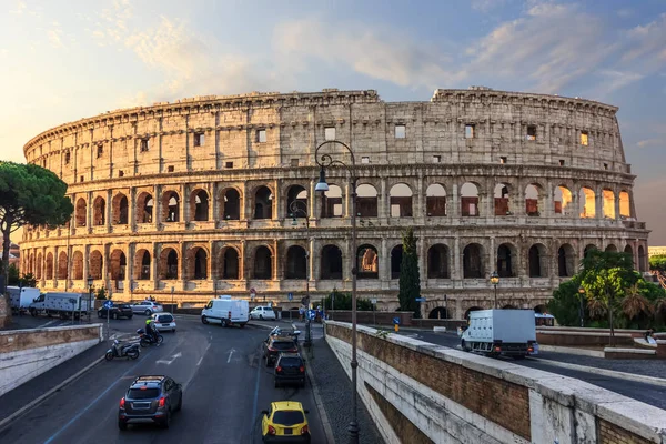 Coliseo en Roma y una calle cercana, Italia, vista al amanecer —  Fotos de Stock