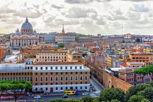 Vatikán a katedrála St Peters zobrazit, Řím, Itálie — Stock fotografie
