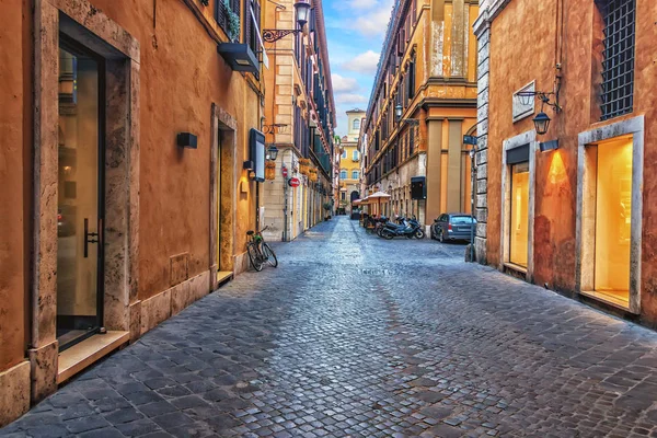 Узкая римская улица в центре города, Италия, без людей — стоковое фото