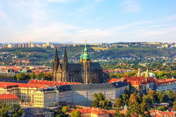 Complejo Castillo de Praga, vista de verano, República Checa — Foto de Stock