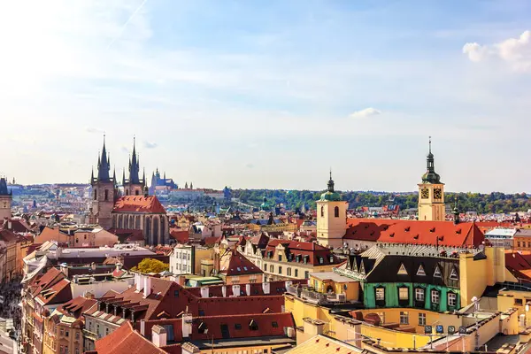 Iglesia de Nuestra Señora ante Tyn y la Ciudad Vieja de Praga aérea — Foto de Stock