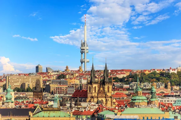 Iglesia de Nuestra Señora ante Tyn y Zizkov Torre de Televisión detrás — Foto de Stock