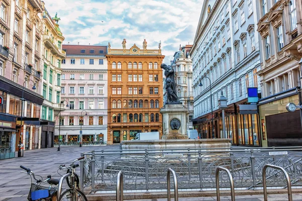 Plac Graben, ulica w Wiedniu w zabytki i parking w centrum — Zdjęcie stockowe