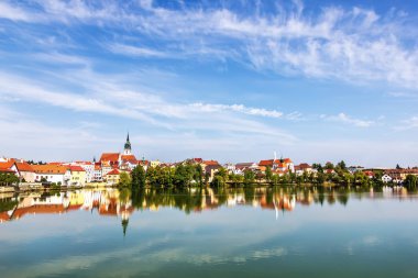 Küçük bir kasaba olan Avusturya, beautuful Gölü manzarası